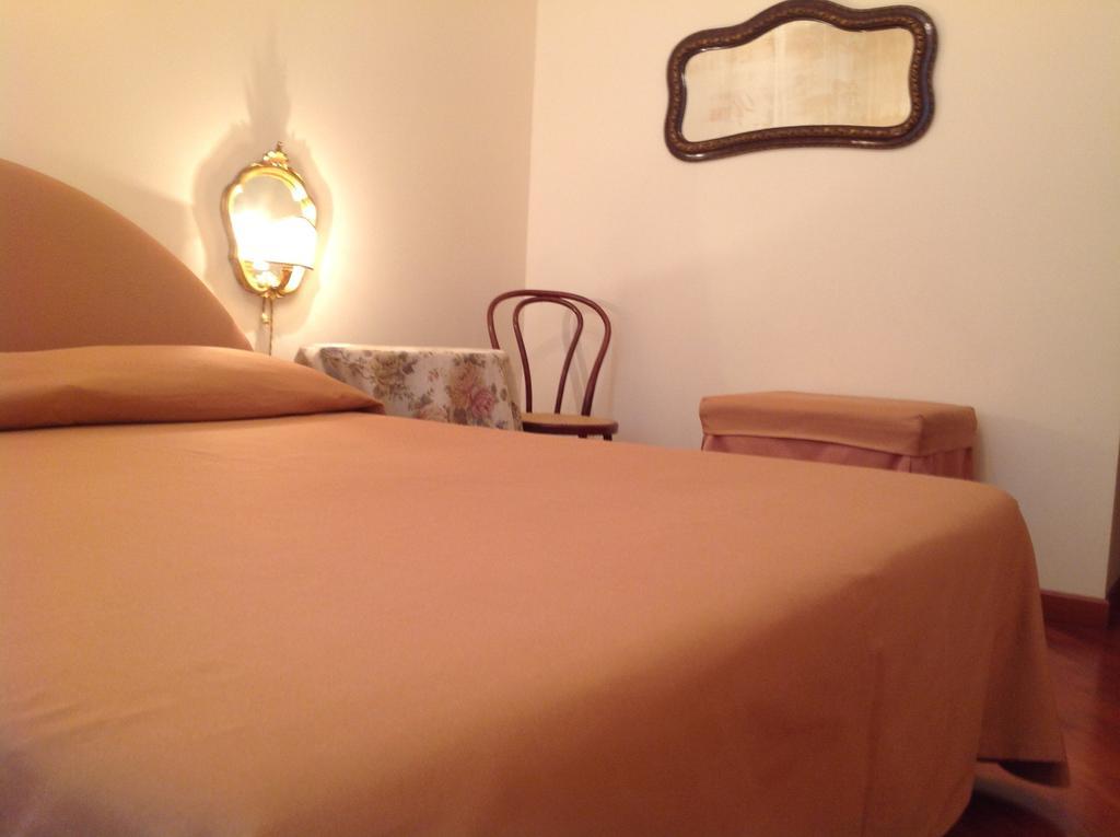B&B Crispi Trieste Habitación foto